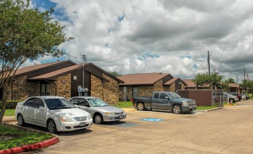 1749 Henderson Rd, Angleton, TX 77515-2921