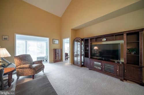 232 Sparrow Dr, Trenton NJ 08690-2461 exterior