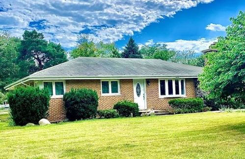 6806 Quincy St, Willowbrook, IL 60527-5363