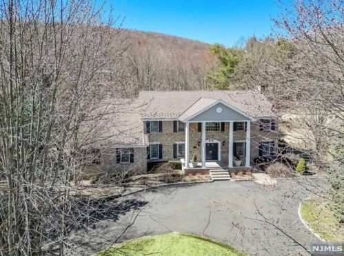 135 Halifax Rd, Mahwah, NJ 07430-1627