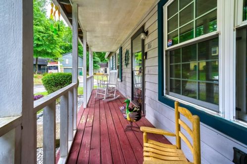 1166 Oaks Pl, Stone Mountain, GA 30083-5838