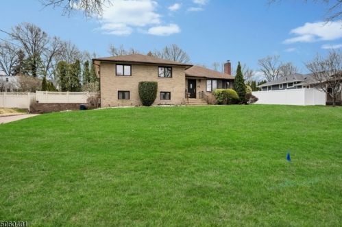 15 Hillcrest Dr, Clark, NJ 07066-2921