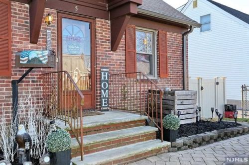 5 Sherwood Rd, Dumont, NJ 07628-1814