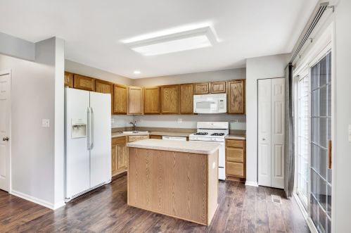 590 Yorkshire Ln, Pingree Grove IL  60140-9159 exterior