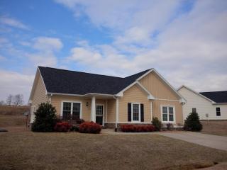 1016 Barrow Hills Dr, Huddleston, VA 24104-4245
