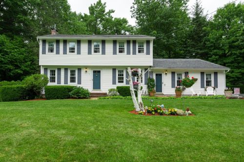 3 Olde Coach Rd, Derry, NH 03038-3723