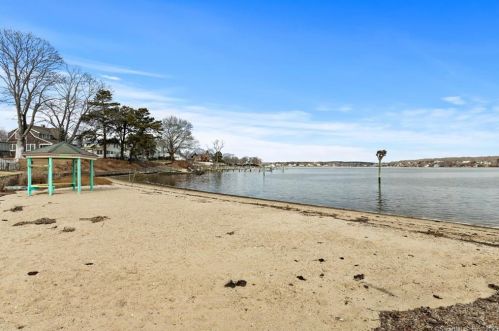 6 Center St, Niantic CT  06357-2658 exterior