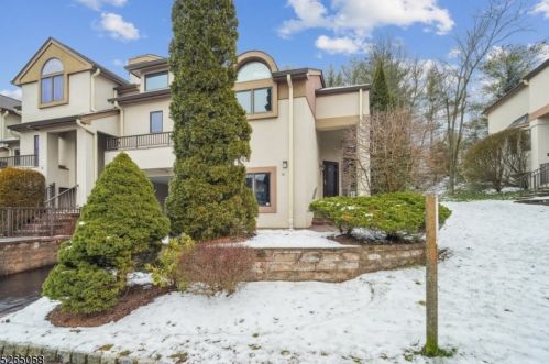 10 Schindler Ter, Town Center, NJ 07052-1077