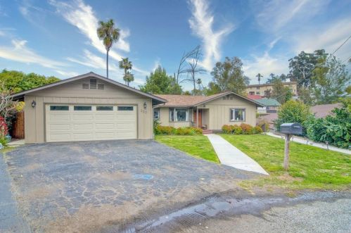237 Ardys Pl, Vista CA  92084-5118 exterior