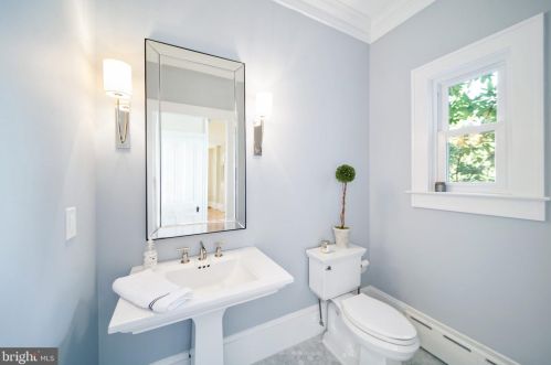 220 Washington Ave, Tavistock NJ 08033-3323 exterior