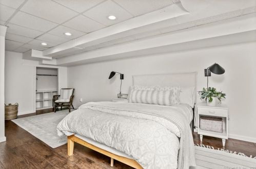 273 Chestnut Hill Rd, Wilton CT  06897-3502 exterior