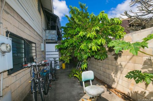 1702 Eluwene St, Honolulu HI  96819-4026 exterior
