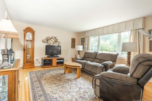 183 Pin Oak Dr, Southington, CT 06489-4032