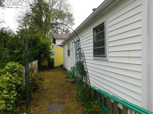 18 Mohawk Ave, Warwick, RI 02889-9511