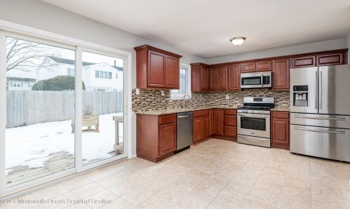 10 Carlow Way, Hazlet, NJ 07730-1129