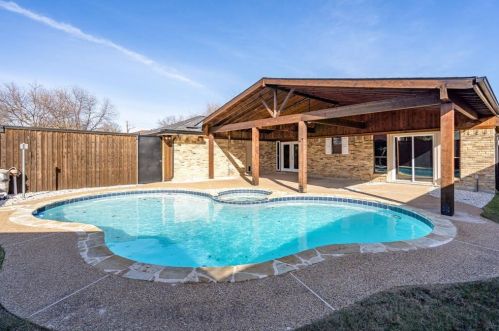 3817 Westminster Dr, Carrollton TX 75007-2465 exterior