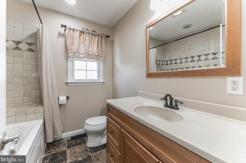 74 Wolf Dr, Trenton NJ 08610-1125 exterior