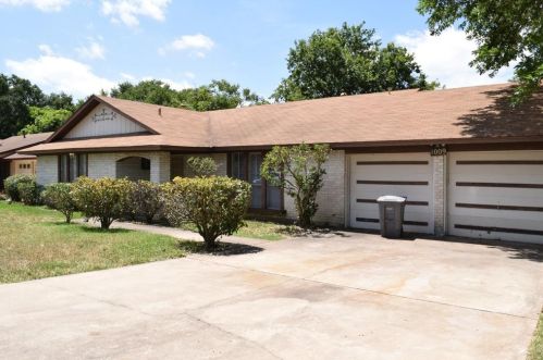 1009 Cripple Creek Dr, Austin TX  78758-5131 exterior