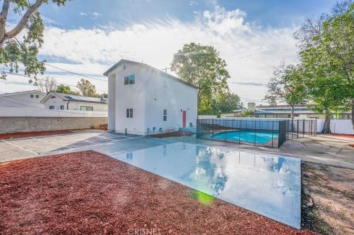 7960 Amestoy Ave, Van Nuys CA  91406-1603 exterior
