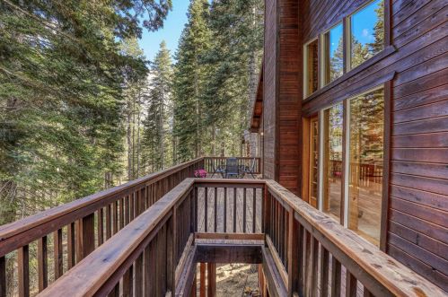 13552 Pathway Ave, Truckee CA  96161-6219 exterior