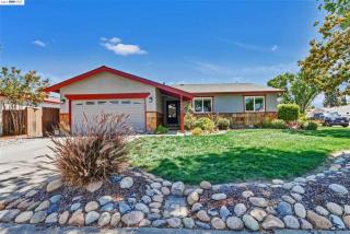 684 Emerald St, Livermore, CA 94550-5133