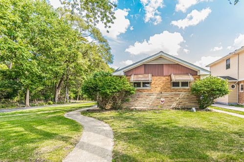 2901 Sunnyside Ave, Brookfield, IL 60513-1049