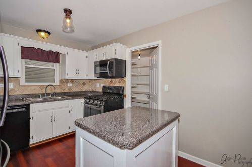854 Shenandoah Dr, Carol Stream, IL 60188-9051