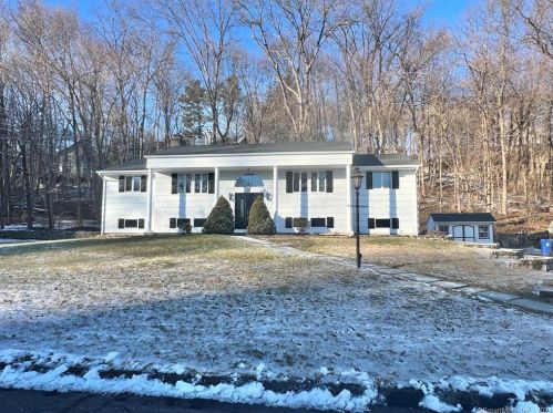 8 Meadow Ln, Norwalk, CT 06851-2902