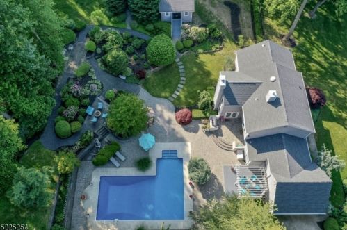 14 Constitution Dr, Leonardo, NJ 07737-1807