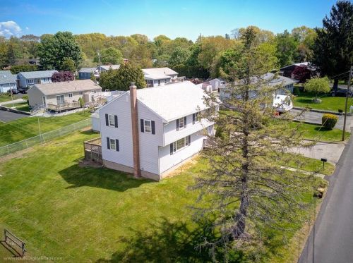 22 Ridgeway Dr, Warren, RI 02885-3833