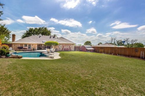 2101 Nob Hl, Carrollton TX 75006-2822 exterior