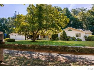 171 Lakeside Dr, Fairfield, CT 06824-2909