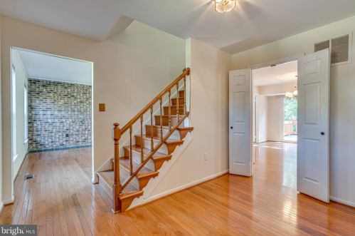 1148 Bandy Run Rd, Herndon, VA 20170-2318