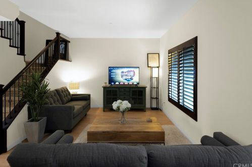 9546 Walker St, Cypress, CA 90630-3822