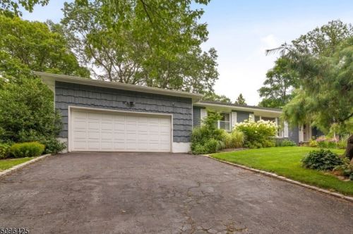 36 Oak Ave, Town Center, NJ 07052-2410