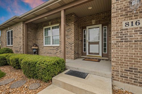 816 Mark Ln, Pingree Grove IL  60140-8278 exterior