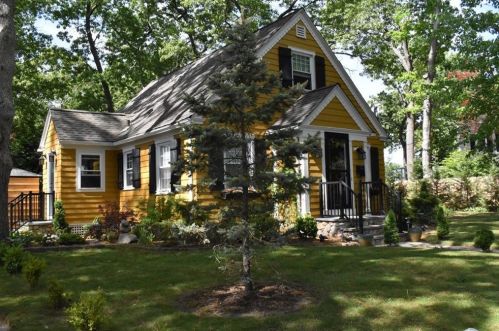 20 Oak Hill Ave, Warwick, RI 02886-2908