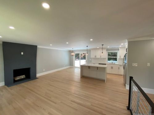 10 Donohue Dr, Norwalk CT  06851-1019 exterior