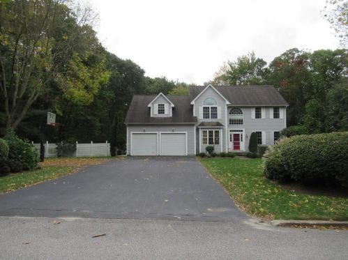 70 Cavalier Dr, Warwick, RI 02818-1540