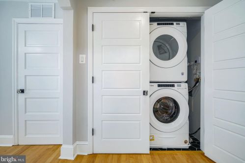 279 5 St, Philadelphia PA 19106-3715 exterior