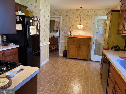 737 Village Rd, Lancaster PA  17602-1624 exterior