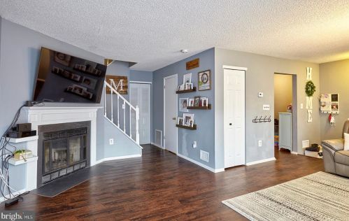 24 Cheverny Ct, Trenton NJ 08619-4718 exterior