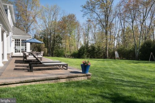 19 Derwent Dr, Princeton NJ  08540-7551 exterior