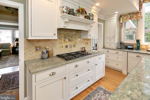 561 Crystal Lake Ave, Tavistock NJ 08033-2748 exterior