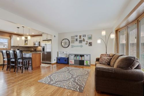 16525 Hillcrest Dr, Tinley Park, IL 60477-8245