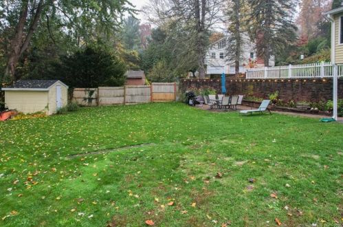 39 Maryland Dr, Middlefield CT  06455-1005 exterior