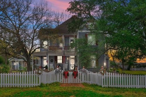 808 Pin Oak St, Calvert, TX 77837-1400