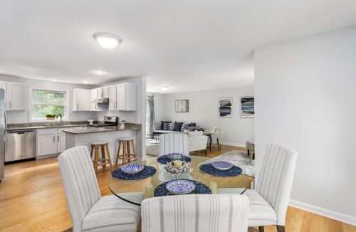 16 Alderwood Dr, Stratham, NH 03885-4201