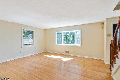 8 Mountainside Park Ter, Montclair, NJ 07043-1209