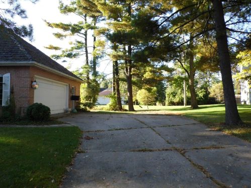 102 Powderhorn Dr, Valpo, IN 46383-1835